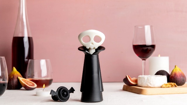 Amazon.com: OTOTO Skull Wine Saver Pump and Stoppers - Halloween